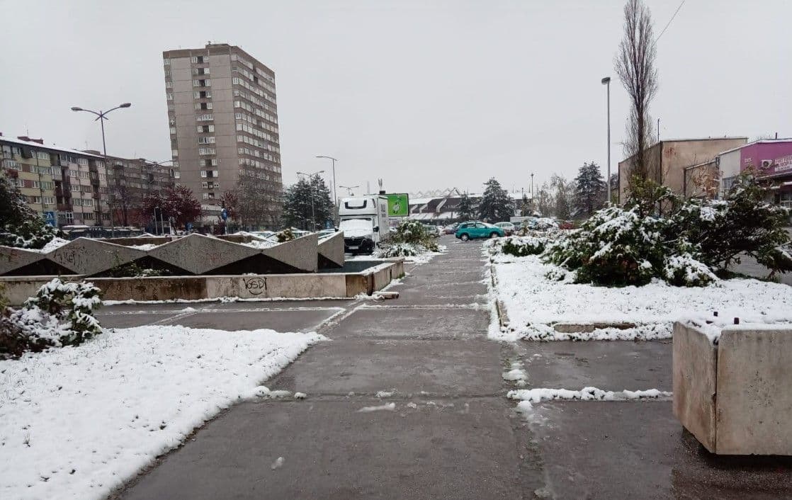 Snijeg paralizira Zenicu – vozači i pješaci bore se s klizavim ulicama