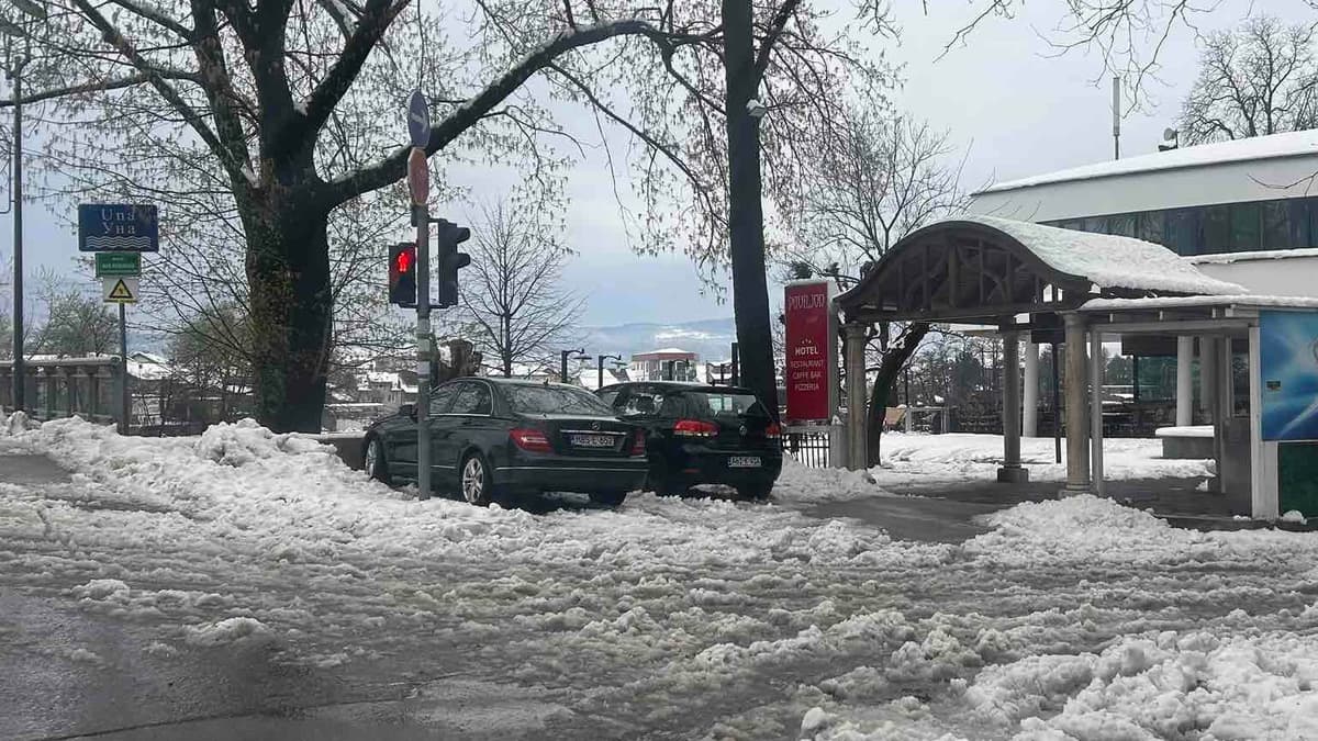 Snijeg paralizira Kladušu – treću noć bez struje, grad odsječen od vode i hrane