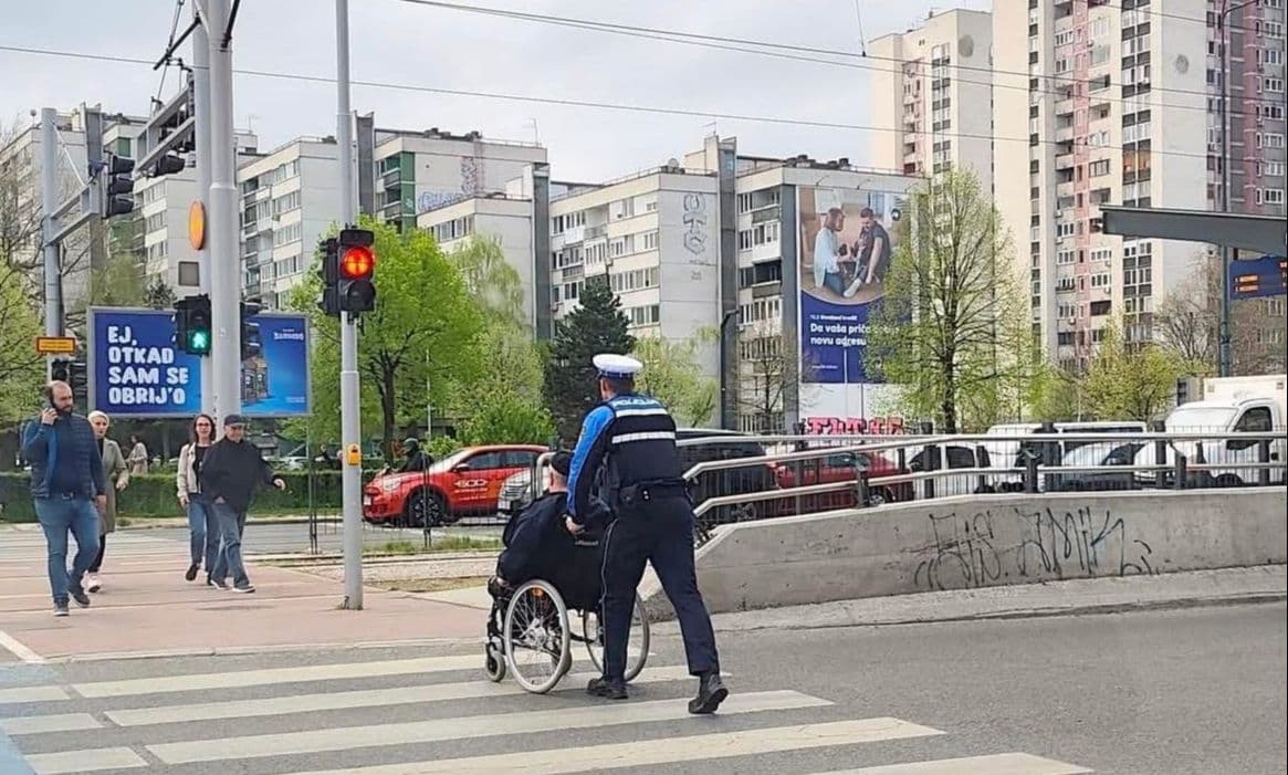 Policajac Elmin Smajić osvojio srca građana humanim gestom