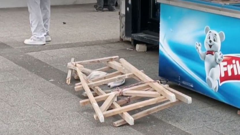 Drvena konstrukcija pala na ženu u Novom Sadu, hitno prevezena u Urgentni