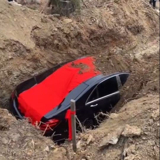 Kineski bogataš pokopan uz Mercedes, snimci izazvali brojne reakcije
