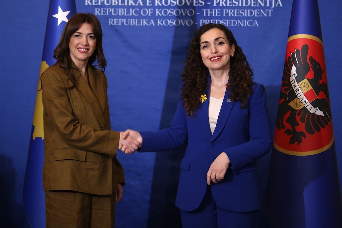 Vjosa Osmani predala dužnost predsjednici Skupštine Kosova Aljbuljeni Hadžiu