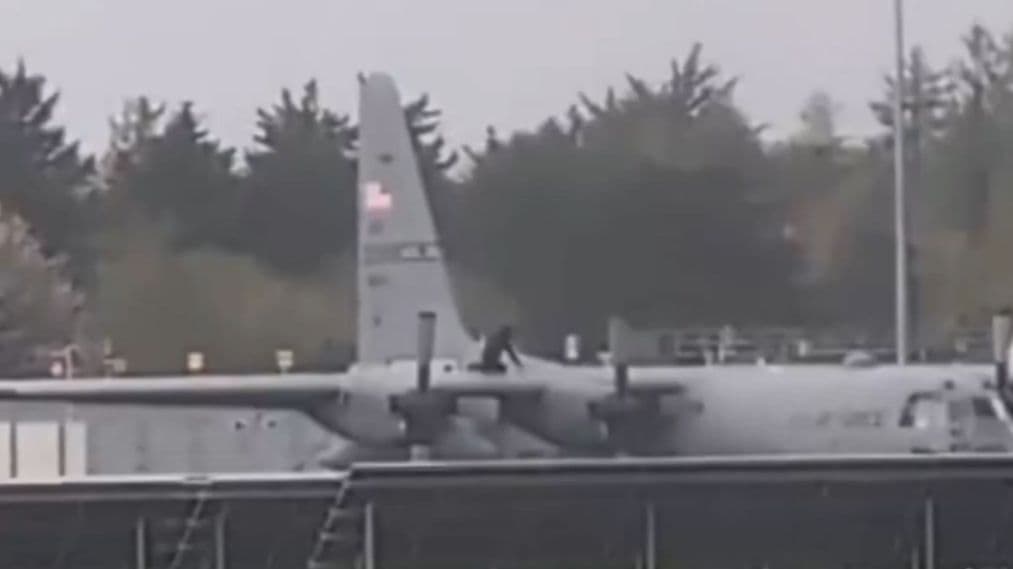 Muškarac oštetio američki vojni avion sjekirom u Irskoj