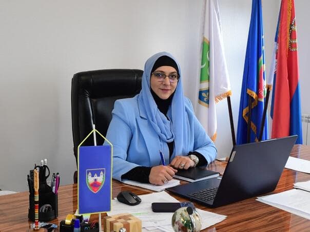 Predsjednica opštine Sjenica donirala sredstva za zaštitne stubiće ispred škola