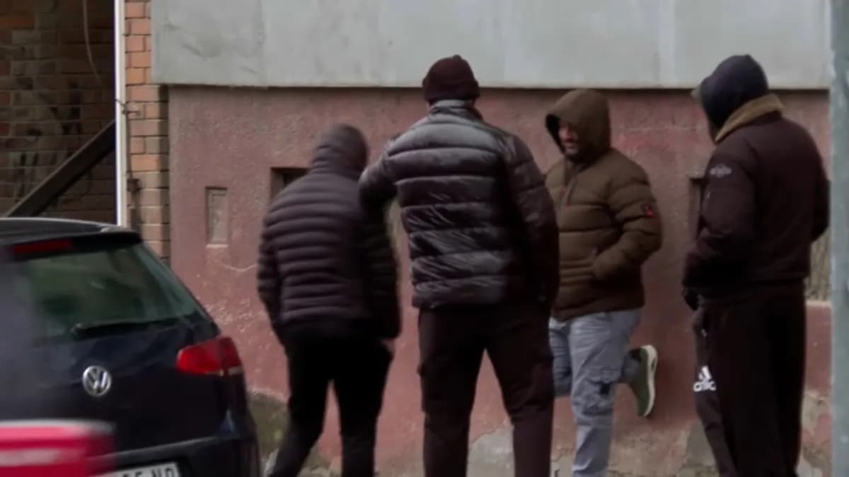 Kula u napetosti: maskirani ljudi oko birališta odbijaju razgovor