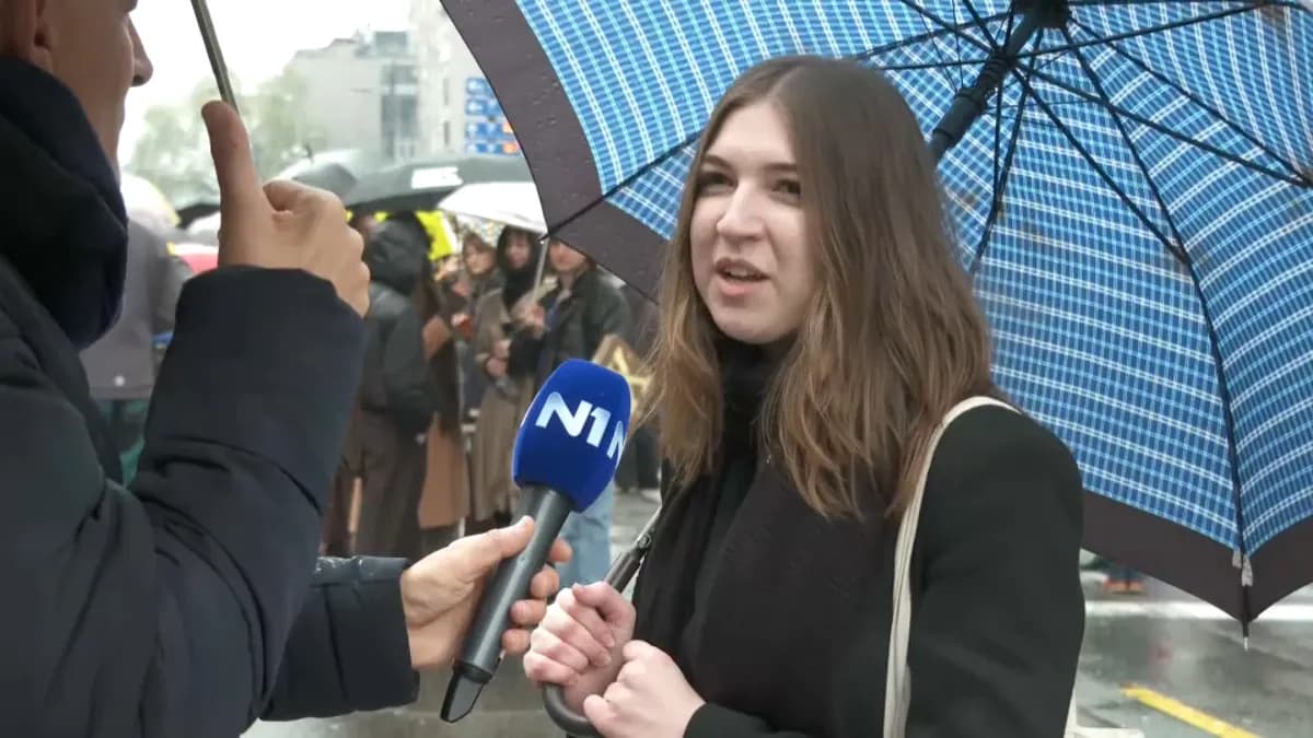 Studenti se okupili ispred Policijske uprave u Beogradu zbog privođenja kolege