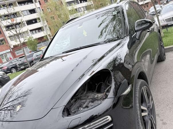 U Bihaću zabilježena neobična krađa: Otuđen far s Porsche Cayennea