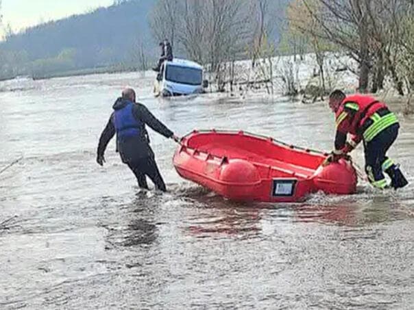 Bujica povukla kombi, dvoje ljudi evakuisano u Petrovu