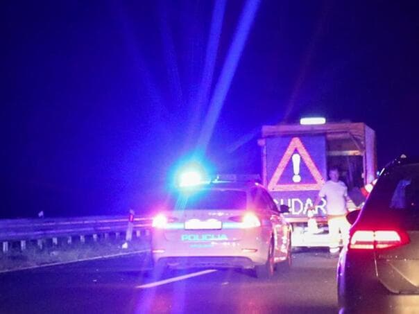 Vozač poginuo u sudaru s ogradom na A3, četiri putnika povrijeđena