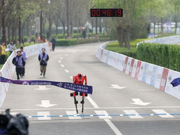 Humanoidni robot "Flash" postavio novi rekord na polumaratonu u Pekingu