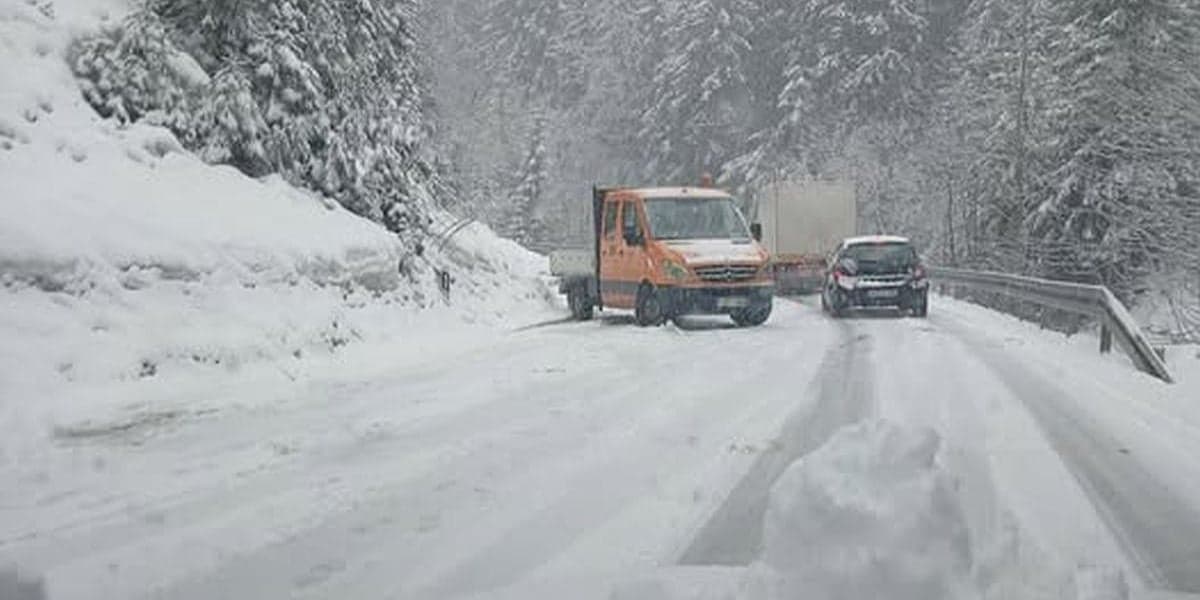 Snijeg stvorio velike probleme na putu od Pala do Jahorine