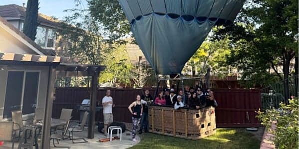 Balon na vrući zrak prinudno sletio u dvorište u Kaliforniji