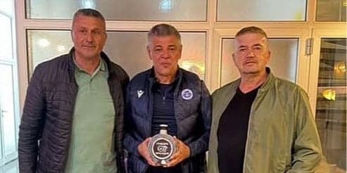 Navijači Partizana iz Prijedora uručili poklon Savi Miloševiću