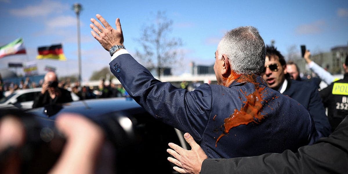 Reza Pahlavi napadnut crvenom tekućinom tokom posjete Berlinu