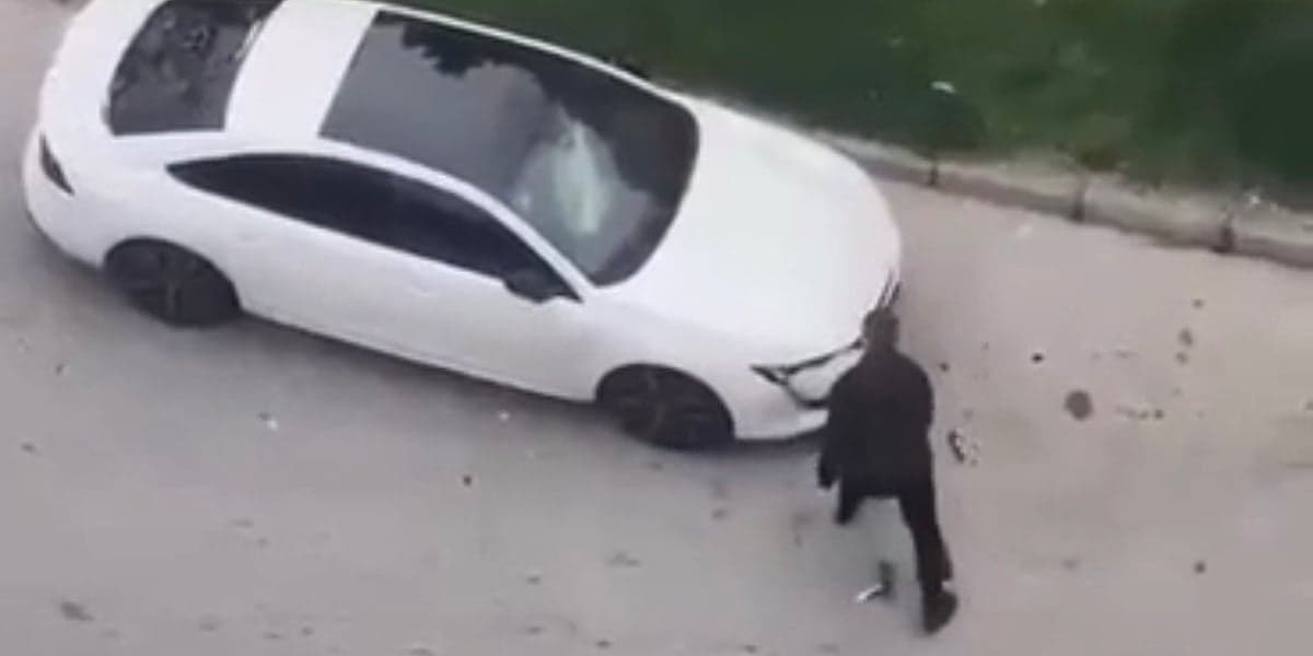 Muškarac u Tuzli razbio parkirani automobil metalnom palicom