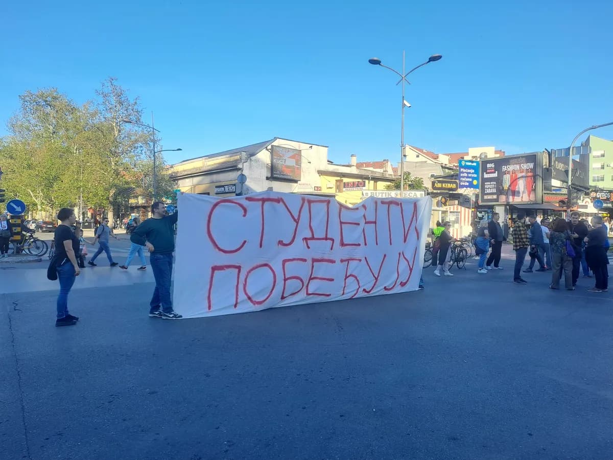 Građani u Novom Sadu blokirali raskrsnicu, traže oslobađanje aktivista