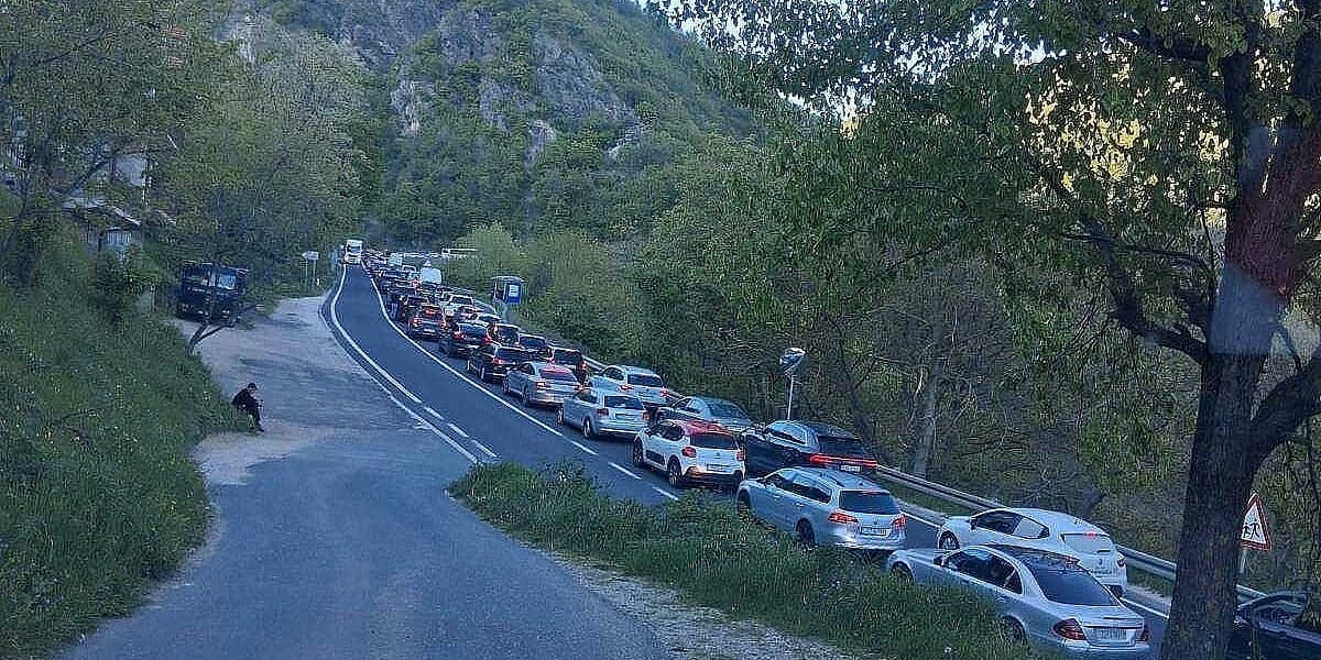 Kilometarske kolone na M-17 zbog saobraćajne nesreće na Bradini