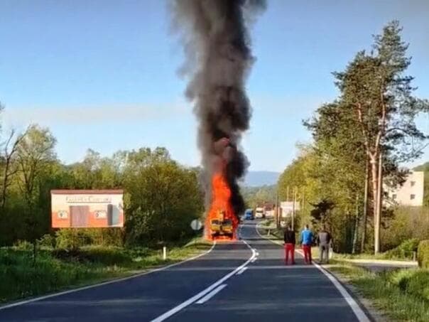 Zapalio se kamion-dizalica kod Tuzle, saobraćaj obustavljen