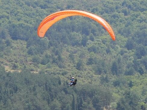 Paraglajder udario u stub rasvjete u Ohridu