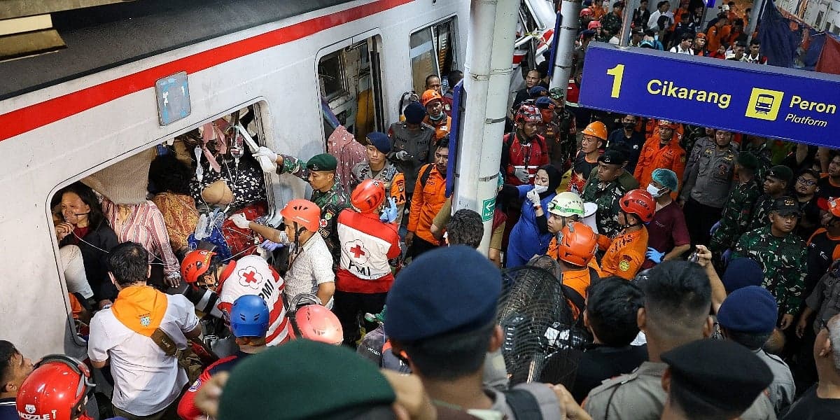 Stravičan sudar vozova u Indoneziji: 14 poginulih, 81 povrijeđen