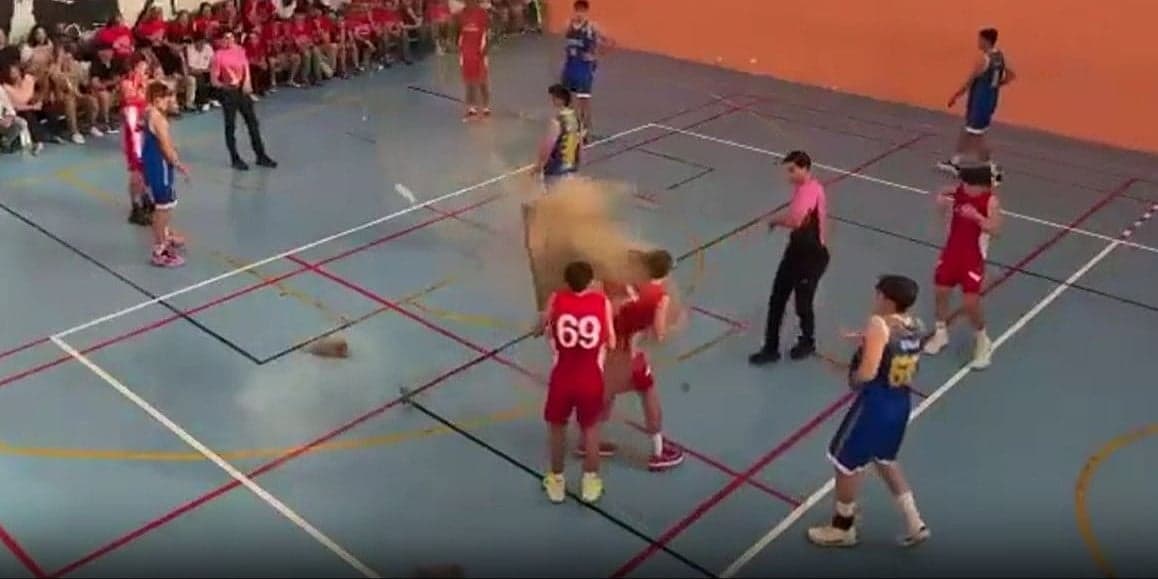 Incident na košarkaškoj utakmici u Sevilli: dio plafona pao na igrača