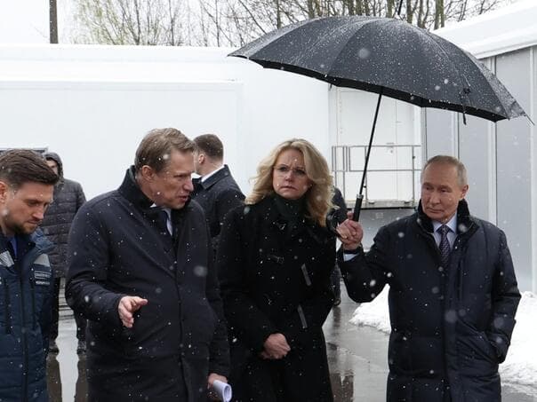 Putin zaštitio saradnike kišobranom tokom posjete bolnici