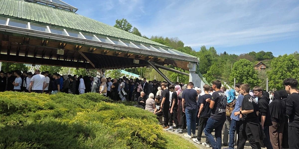 Ilidžanski osnovci odali počast žrtvama genocida u Srebrenici