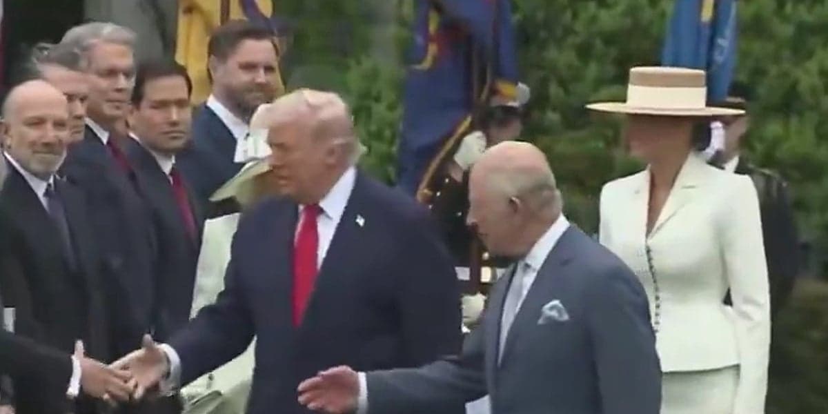 Trump prekršio diplomatski protokol prilikom dočeka kralja Charlesa