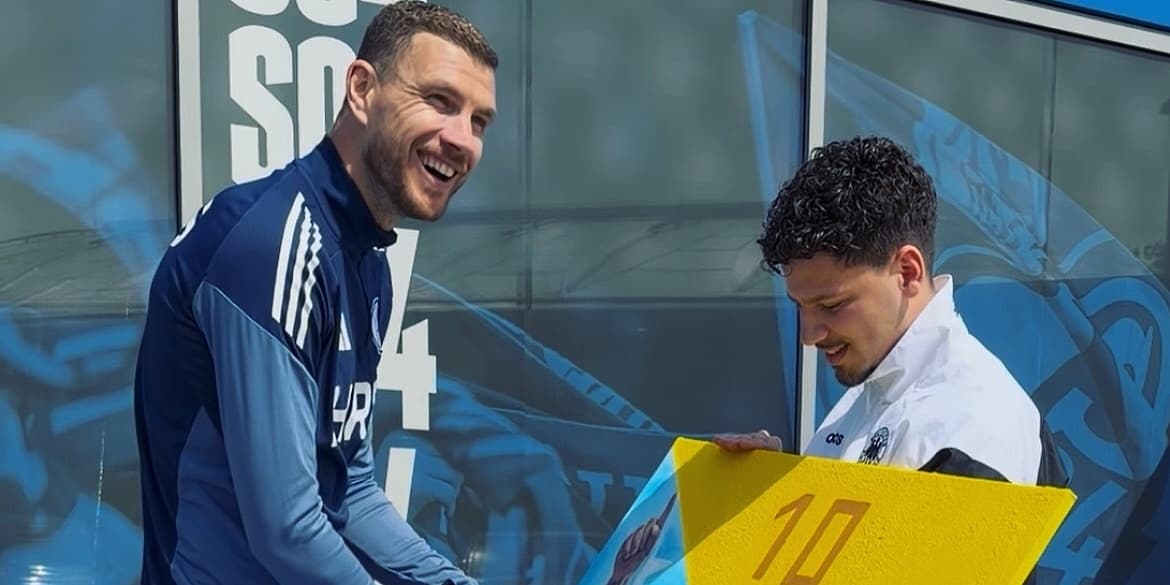 Edin Džeko dobio emotivni poklon ispred stadiona Schalkea