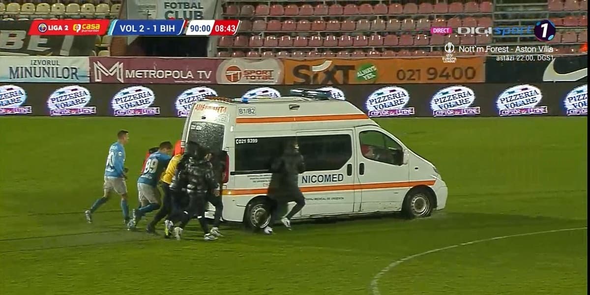 Nogometaši gurali Hitnu pomoć po blatom prekrivenom terenu