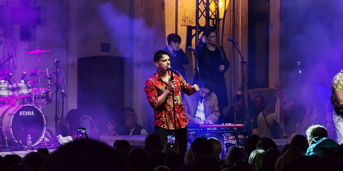 Adi Šoše održao emotivan koncert za Prvi maj u Makarskoj