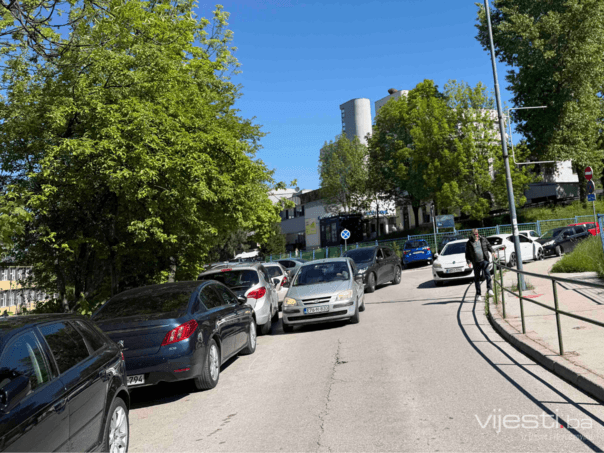 Saobraćajni kolaps ispred KCUS-a ugrožava pacijente i zdravstveni sistem