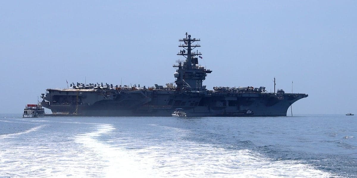 Iranske snage ispalile rakete na američki vojni brod u Hormuškom moreuzu