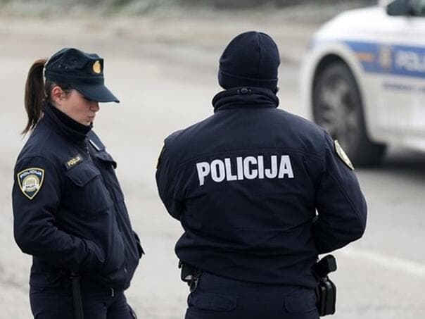 Vozač iz BiH pokušao pregaziti policajku tokom krijumčarenja migranata