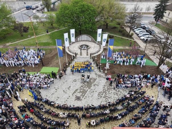 Maglaj obilježio Dan Armije RBiH otvaranjem spomen-obilježja