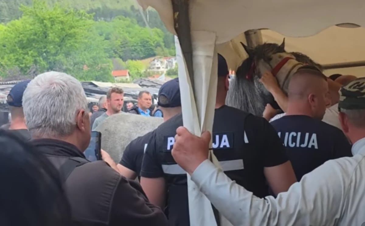 Haos na derneku kod turbeta: Policija reagovala nakon što su pod šator uvedena dva konja